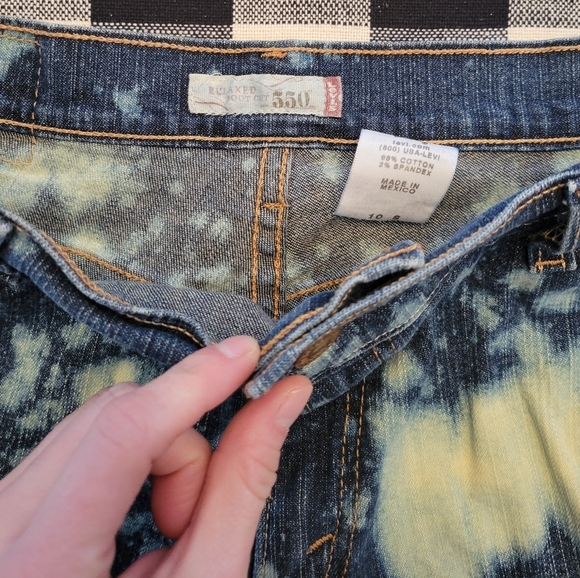 Levi Shorts - Picture 3 of 6